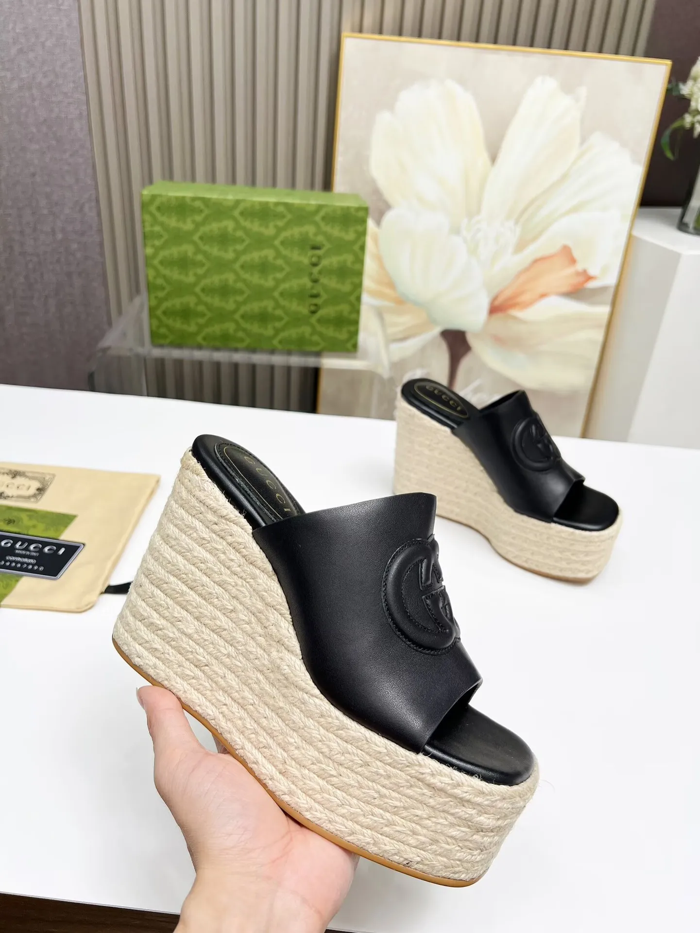 👟👟Ex-factory price 460👟👟 Gucci's new slippers, fashionable, high-end and full of personality✅ Very stable, comfortable and durable for daily use, convenient and unique for daily matching, a must-have classic for summer, the upper is made of GUCCI brand stitching Fabric: cowhide Lining/foot pad: sheepskin Water platform height: 11cm Color: black, white, brown Code number: 35-42 (41 and 42 need to be customized) Packaging: Comes with cloth bag and card.